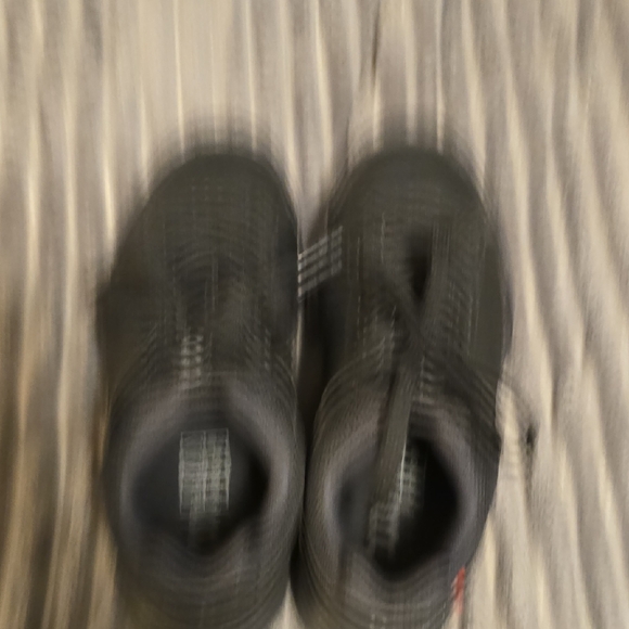 On Running The Roger Womens Black Leather Sneakers - Picture 4 of 10